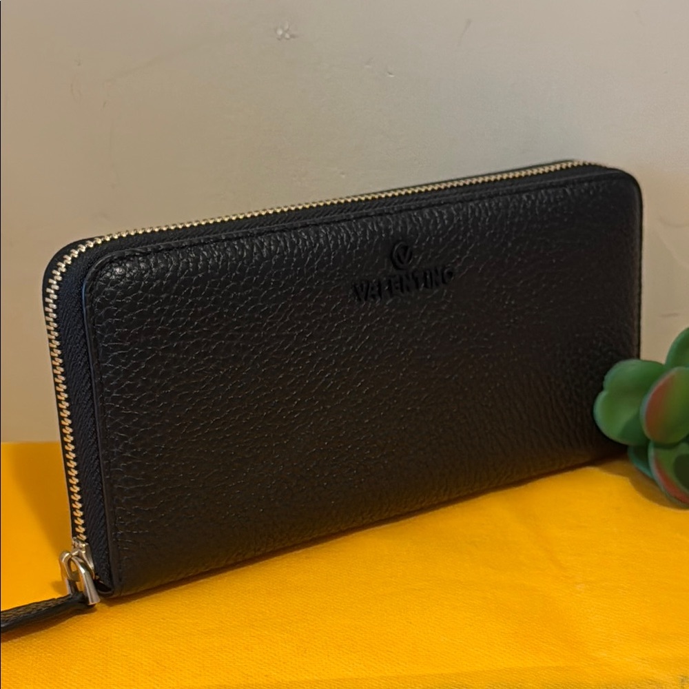 NEW✨Valentino Continental Leather Zip Wallet by Mario Valentino